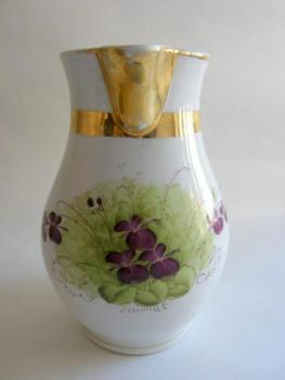 Porcelánový džbánek s hubičkou a fialkami